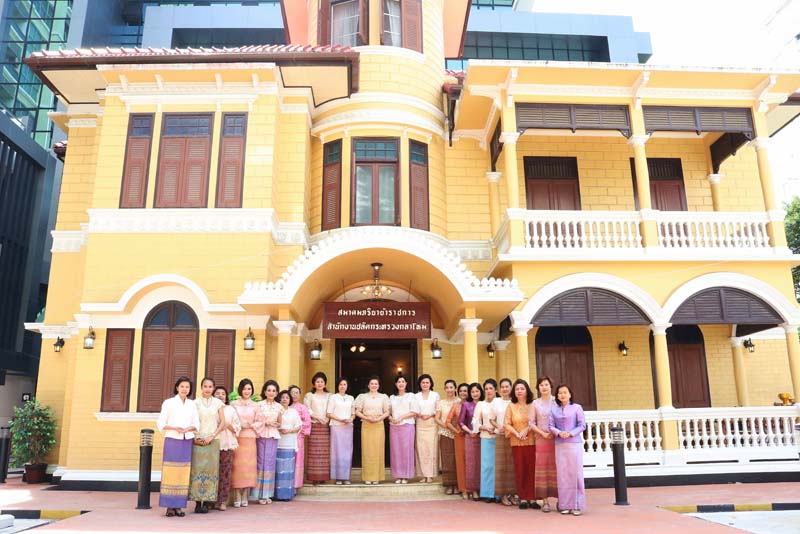 029 นายกสมาคมภริยาฯ นำคณะกรรมการสมาคมฯ ถวายสักการะสิ่งศักดิ์สิทธิ์ เนื่องในวันสถาปนาสมาคมฯ
