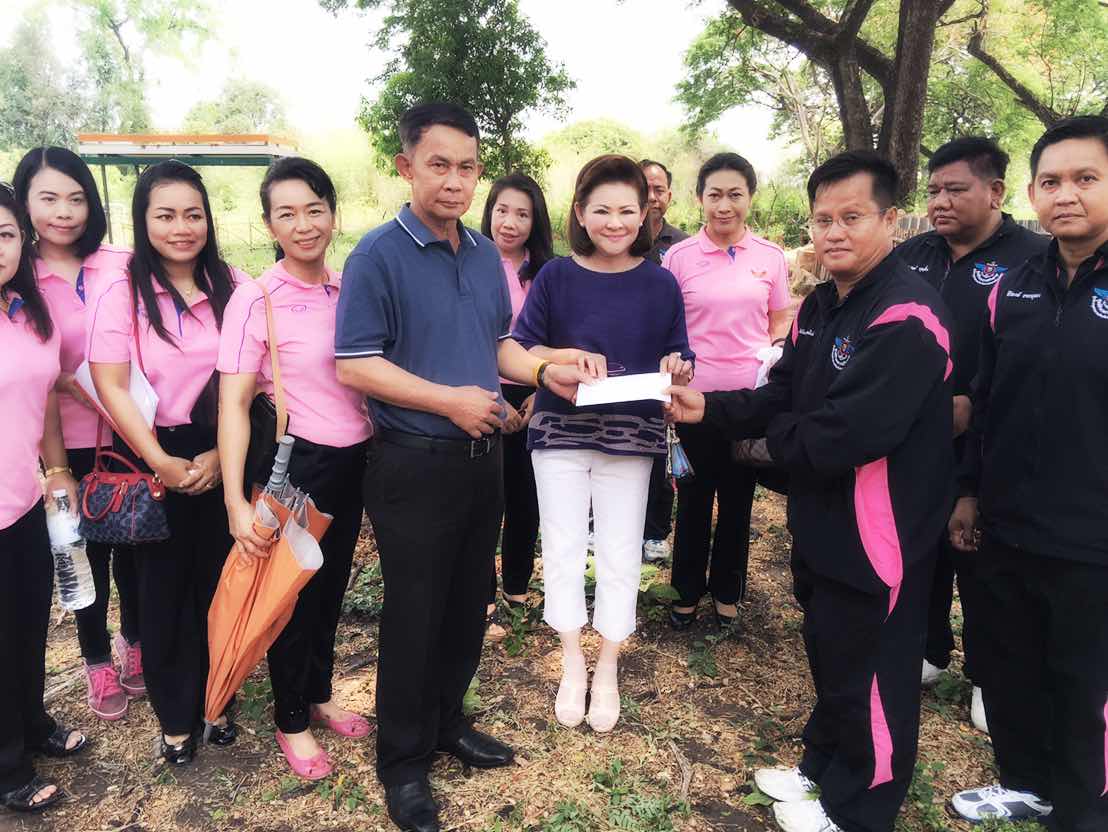 098 ปลัดกระทรวงกลาโหมและนายกสมาคมภริยาฯ เดินทางไปเยี่ยมโครงการต่างๆของสมาคมภริยฯ