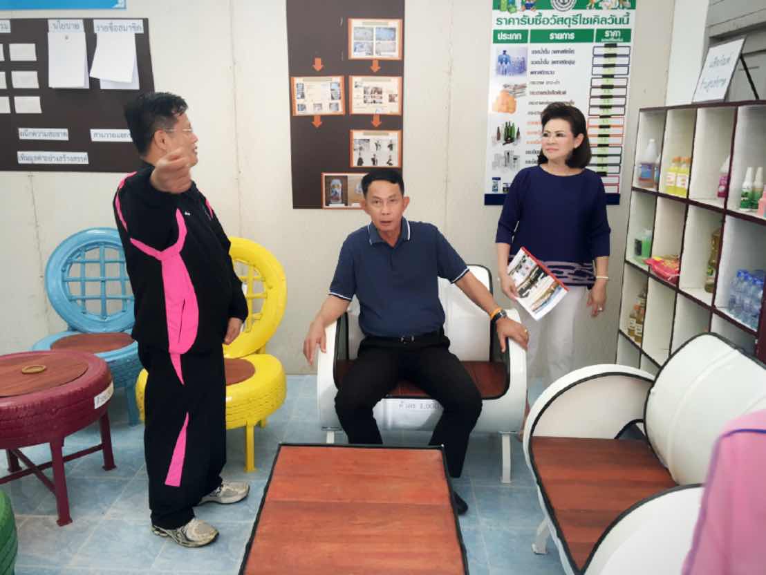 098 ปลัดกระทรวงกลาโหมและนายกสมาคมภริยาฯ เดินทางไปเยี่ยมโครงการต่างๆของสมาคมภริยฯ