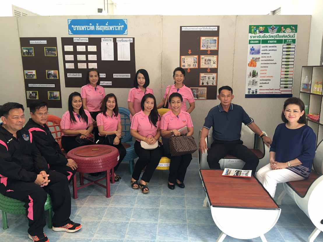 098 ปลัดกระทรวงกลาโหมและนายกสมาคมภริยาฯ เดินทางไปเยี่ยมโครงการต่างๆของสมาคมภริยฯ