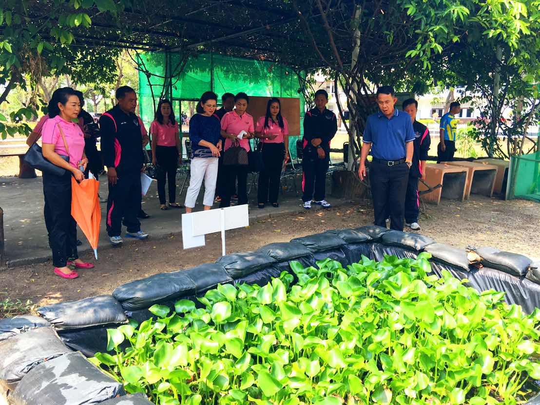098 ปลัดกระทรวงกลาโหมและนายกสมาคมภริยาฯ เดินทางไปเยี่ยมโครงการต่างๆของสมาคมภริยฯ