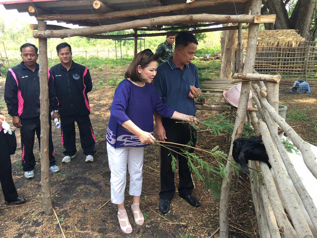 098 ปลัดกระทรวงกลาโหมและนายกสมาคมภริยาฯ เดินทางไปเยี่ยมโครงการต่างๆของสมาคมภริยฯ