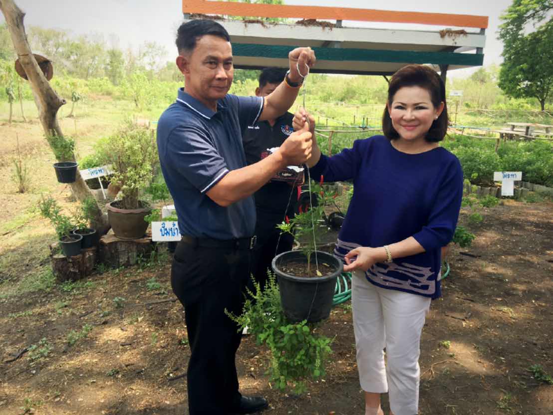098 ปลัดกระทรวงกลาโหมและนายกสมาคมภริยาฯ เดินทางไปเยี่ยมโครงการต่างๆของสมาคมภริยฯ