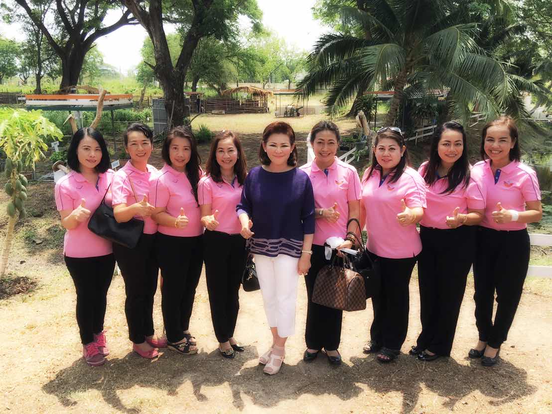 098 ปลัดกระทรวงกลาโหมและนายกสมาคมภริยาฯ เดินทางไปเยี่ยมโครงการต่างๆของสมาคมภริยฯ