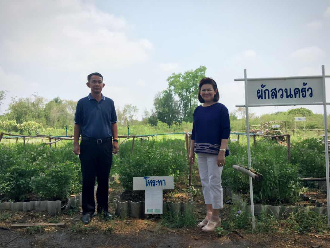 098 ปลัดกระทรวงกลาโหมและนายกสมาคมภริยาฯ เดินทางไปเยี่ยมโครงการต่างๆของสมาคมภริยฯ