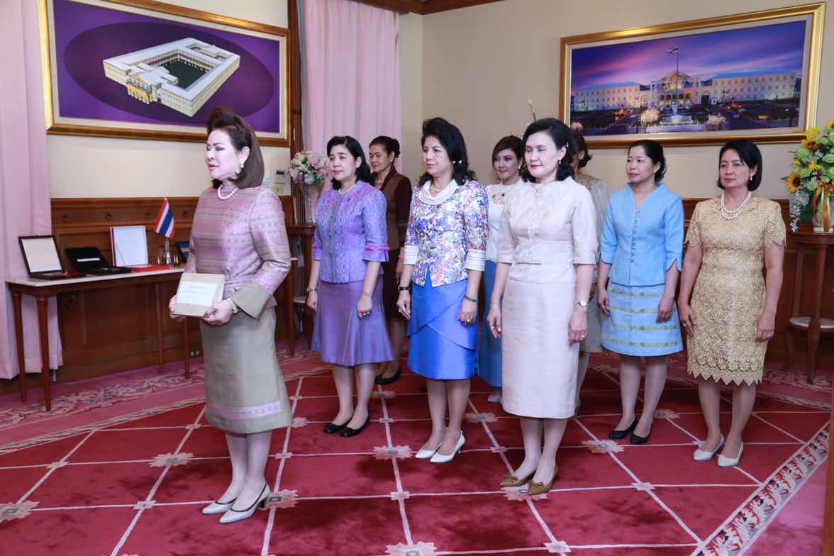 100 ปลัดกระทรวงกลาโหมมอบเงินจากการแข่งขันจักรยานให้สมาคมภริยาฯ เพื่อใช้สนับสนุนงานของสมาคมฯ