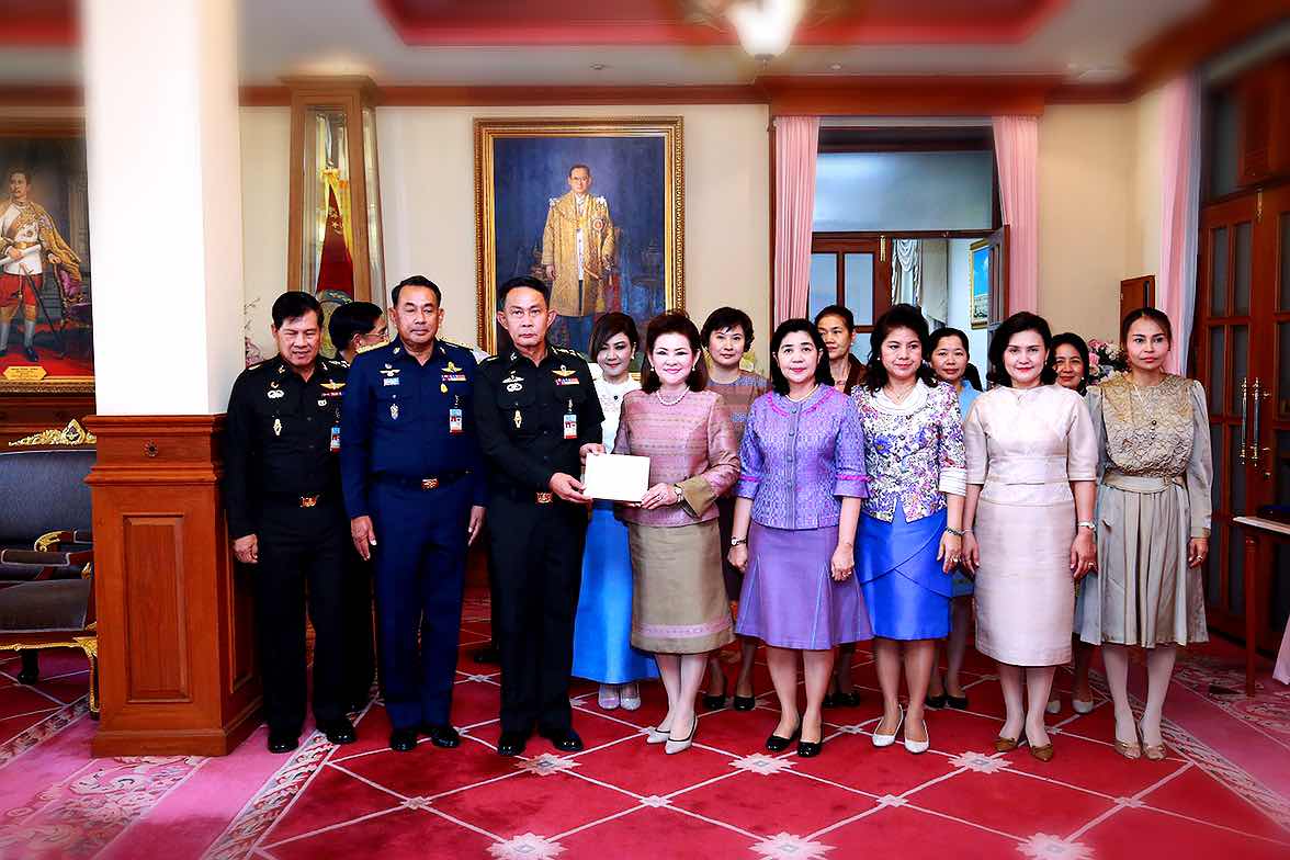 100 ปลัดกระทรวงกลาโหมมอบเงินจากการแข่งขันจักรยานให้สมาคมภริยาฯ เพื่อใช้สนับสนุนงานของสมาคมฯ