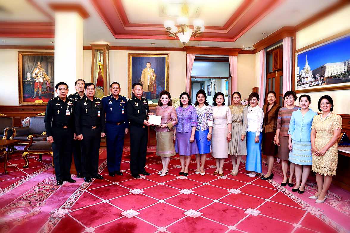 100 ปลัดกระทรวงกลาโหมมอบเงินจากการแข่งขันจักรยานให้สมาคมภริยาฯ เพื่อใช้สนับสนุนงานของสมาคมฯ