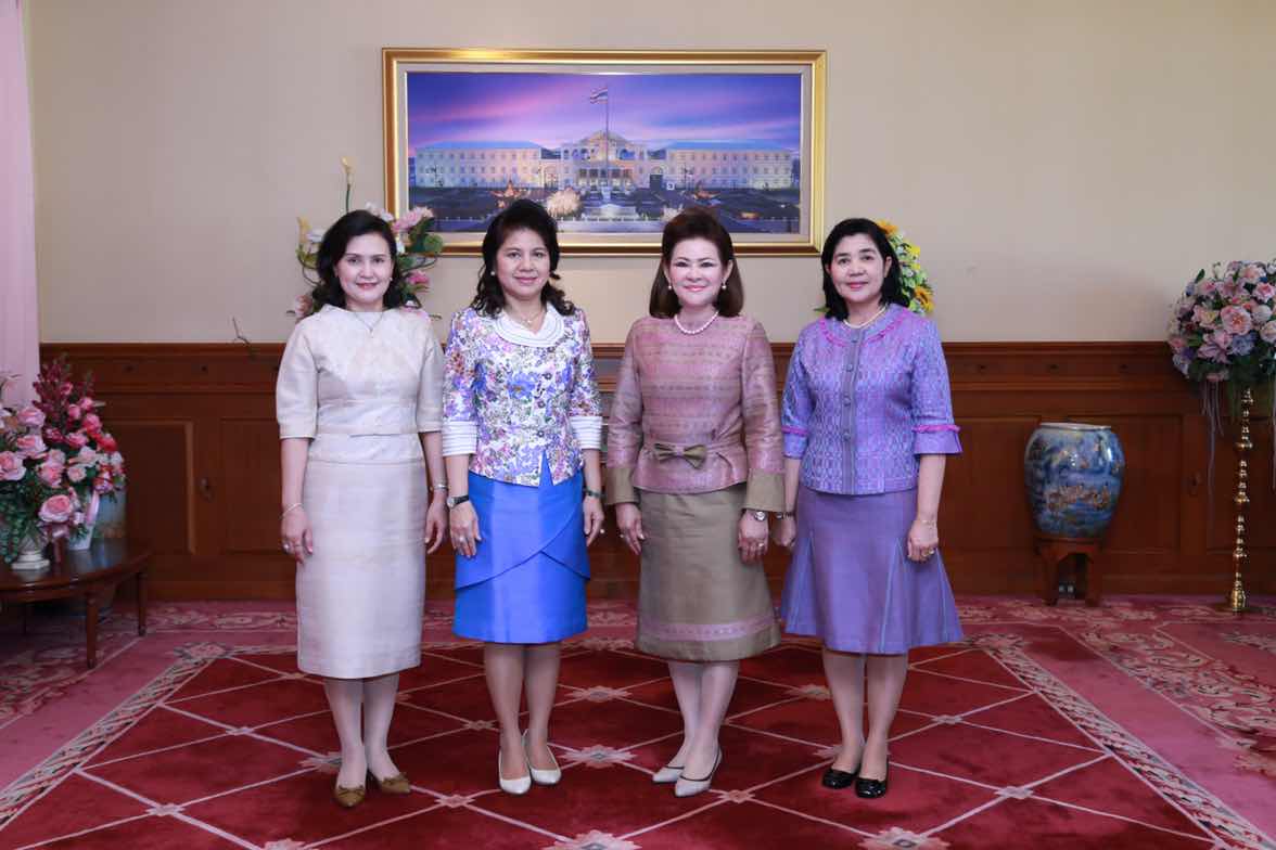 100 ปลัดกระทรวงกลาโหมมอบเงินจากการแข่งขันจักรยานให้สมาคมภริยาฯ เพื่อใช้สนับสนุนงานของสมาคมฯ