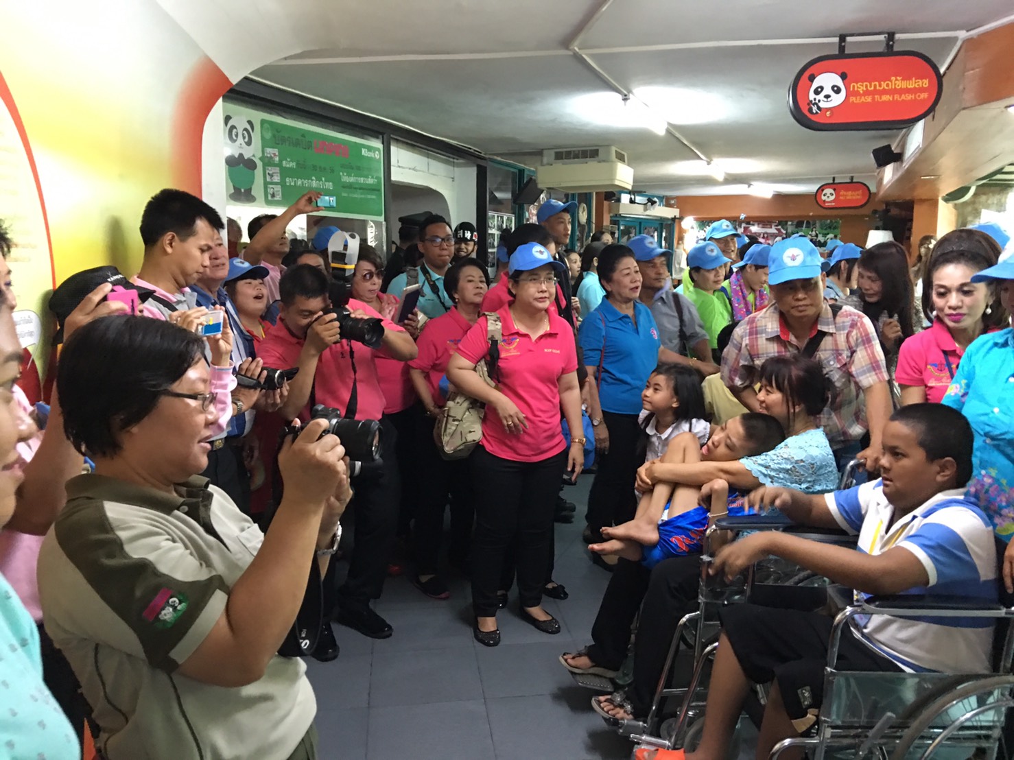 104 นายกสมาคมภริยาฯ นำคณะกรรมการสมาคมฯและผู้ร่วมโครงการสานรักสานฝันรางวัลแด่น้อง เข้าเยี่ยมชมสวนสัตว์เชียงใหม่และ ซูอควาเรียม
