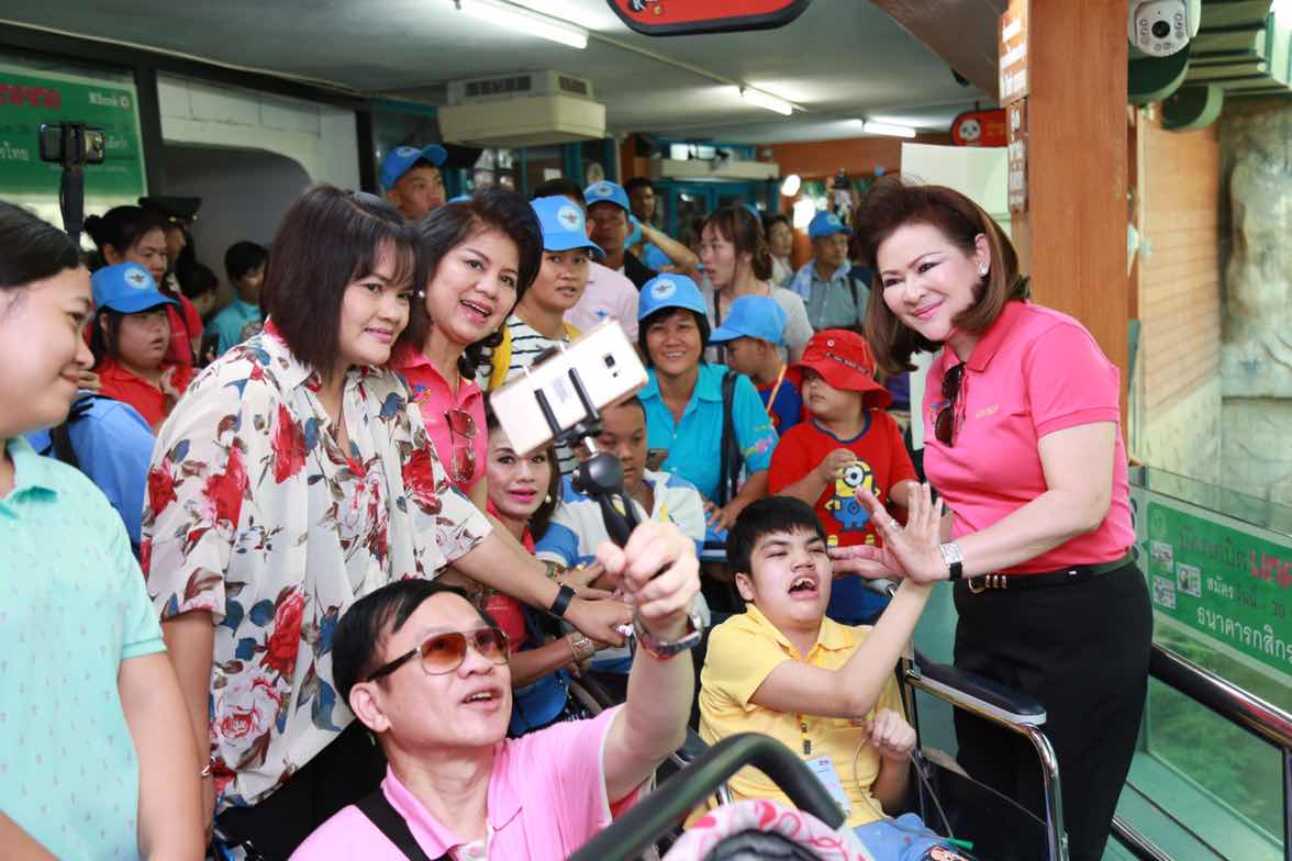 104 นายกสมาคมภริยาฯ นำคณะกรรมการสมาคมฯและผู้ร่วมโครงการสานรักสานฝันรางวัลแด่น้อง เข้าเยี่ยมชมสวนสัตว์เชียงใหม่และ ซูอควาเรียม