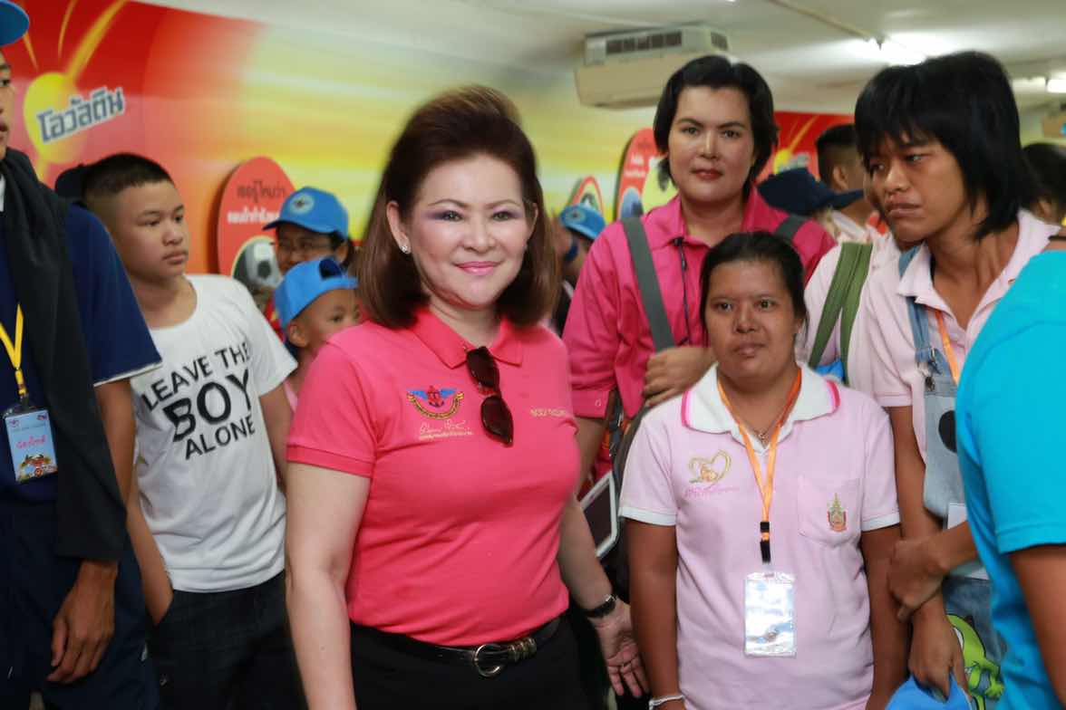 104 นายกสมาคมภริยาฯ นำคณะกรรมการสมาคมฯและผู้ร่วมโครงการสานรักสานฝันรางวัลแด่น้อง เข้าเยี่ยมชมสวนสัตว์เชียงใหม่และ ซูอควาเรียม