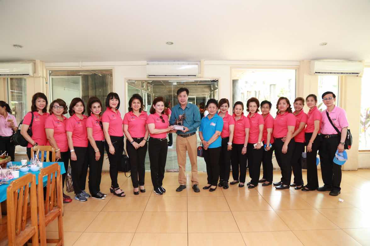 104 นายกสมาคมภริยาฯ นำคณะกรรมการสมาคมฯและผู้ร่วมโครงการสานรักสานฝันรางวัลแด่น้อง เข้าเยี่ยมชมสวนสัตว์เชียงใหม่และ ซูอควาเรียม