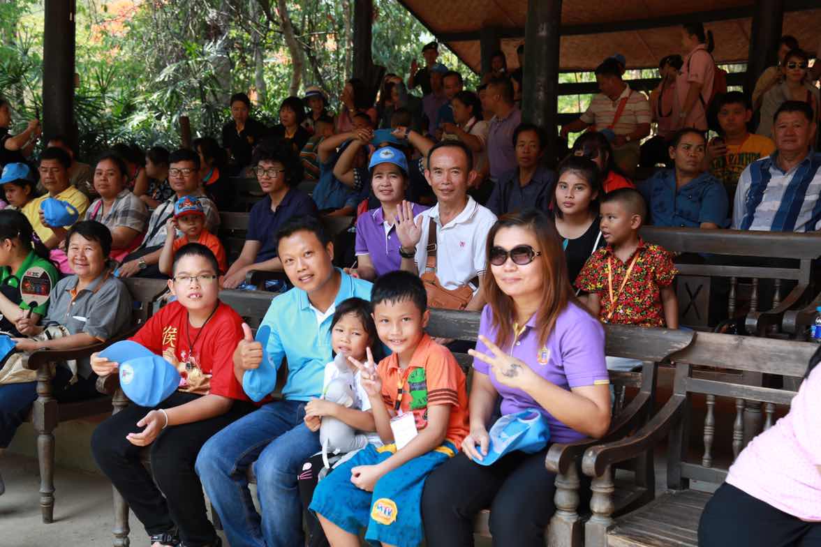 105 นายกสมาคมภริยาฯ นำคณะกรรมการสมาคมฯและผู้ร่วมโครงการ "สานรัก สานฝัน รางวัลแด่น้อง" เข้าเยี่ยมชมปางช้าง เชียงใหม่