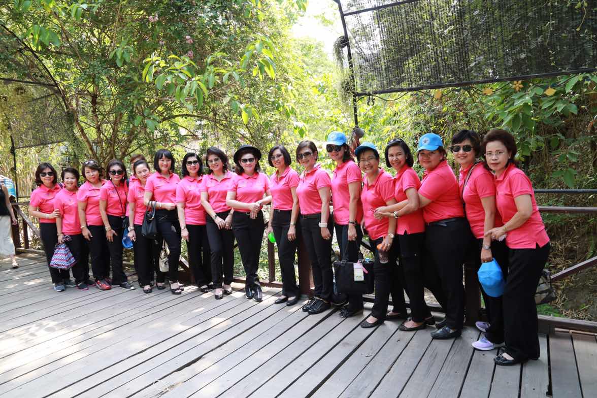 105 นายกสมาคมภริยาฯ นำคณะกรรมการสมาคมฯและผู้ร่วมโครงการ "สานรัก สานฝัน รางวัลแด่น้อง" เข้าเยี่ยมชมปางช้าง เชียงใหม่