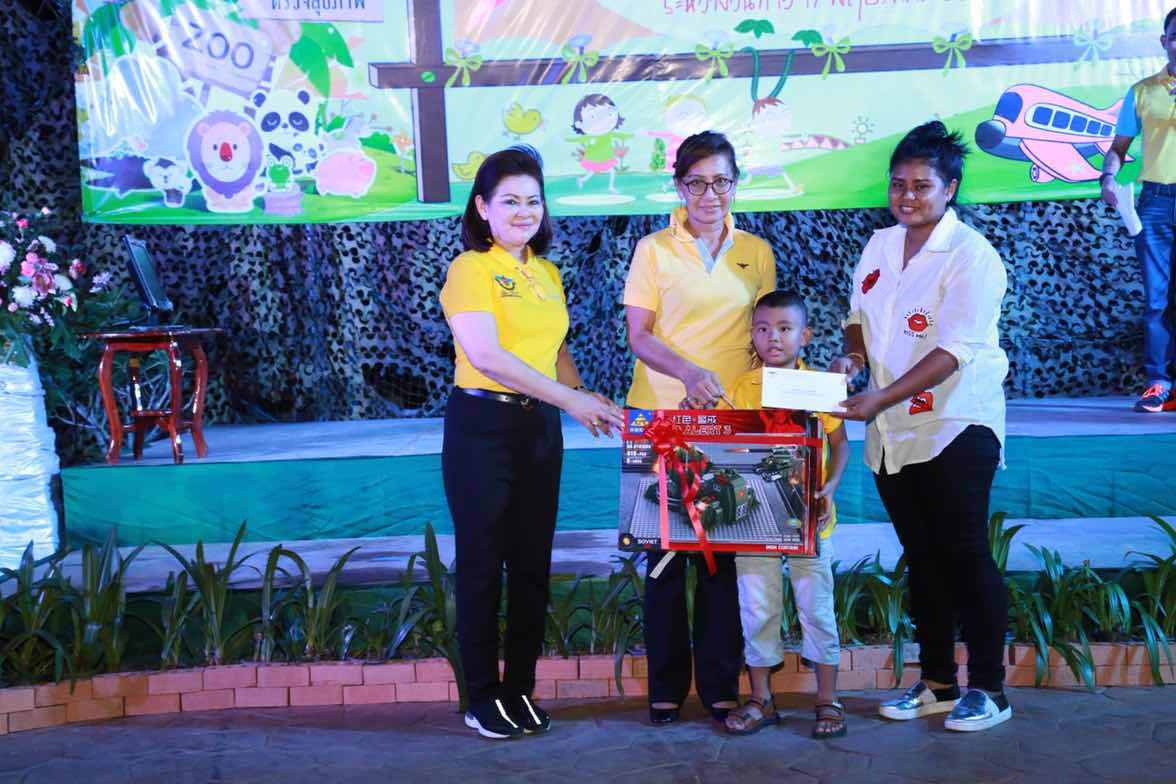 106 นายกสมาคมภริยาฯ จัดงานเลี้ยงสังสรรค์ต้อนรับผู้ร่วมโครงการ"สานรักสานฝัน รางวัลแด่น้อง" ที่ไนท์ซาฟารี