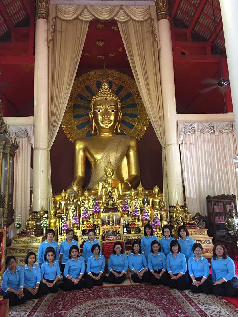 107 นายกสมาคมภริยาฯ นำคณะกรรมการสมาคมและบุตรข้าราชการและครอบครัวในโครงการ"สานรักสานฝัน รางวัลแด่น้อง"เดินทางไปวัดพระสิงห์วรมหาวิหาร เพื่อร่วมพิธีถวายสังฆทาน