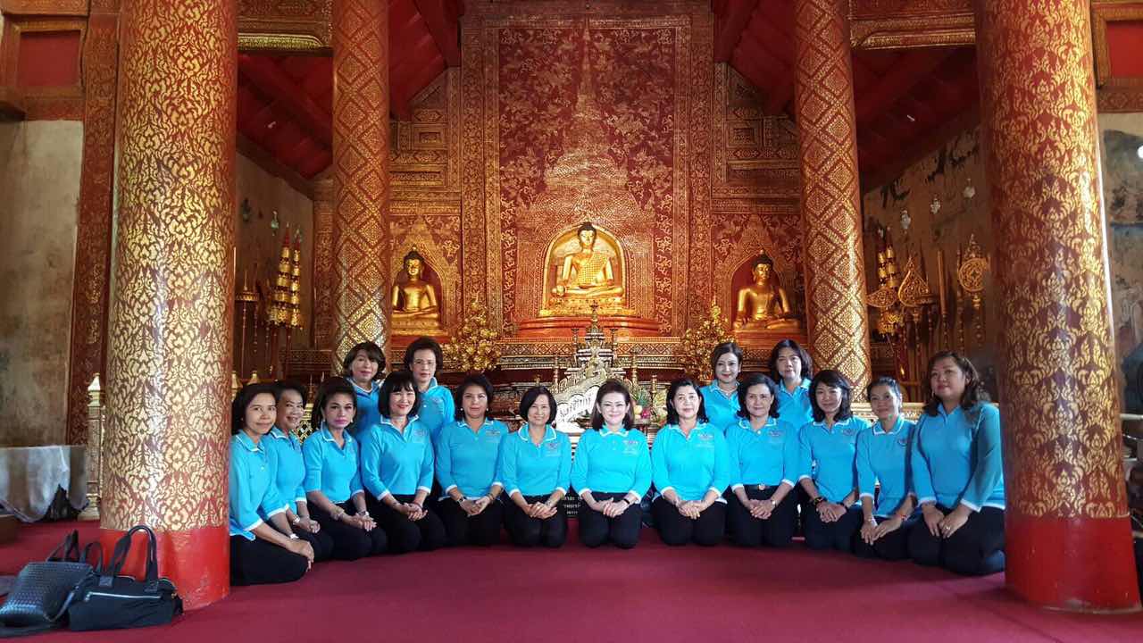 107 นายกสมาคมภริยาฯ นำคณะกรรมการสมาคมและบุตรข้าราชการและครอบครัวในโครงการ"สานรักสานฝัน รางวัลแด่น้อง"เดินทางไปวัดพระสิงห์วรมหาวิหาร เพื่อร่วมพิธีถวายสังฆทาน