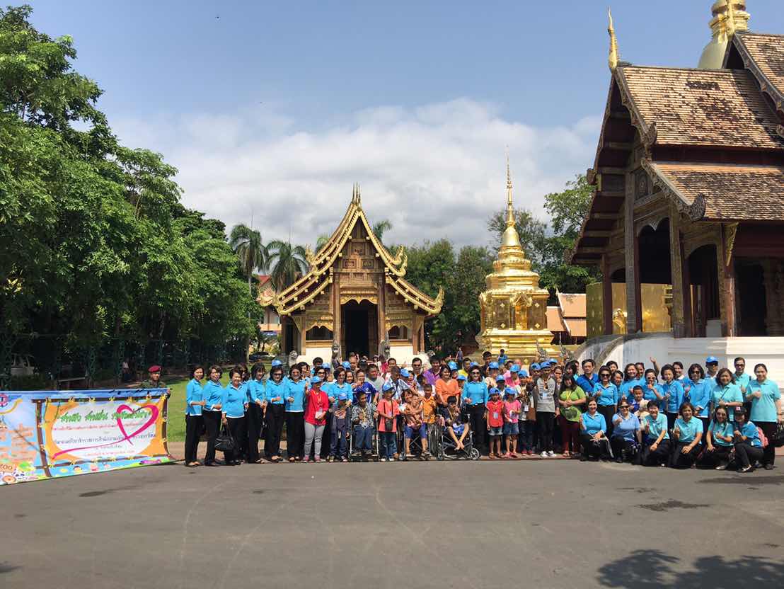 107 นายกสมาคมภริยาฯ นำคณะกรรมการสมาคมและบุตรข้าราชการและครอบครัวในโครงการ"สานรักสานฝัน รางวัลแด่น้อง"เดินทางไปวัดพระสิงห์วรมหาวิหาร เพื่อร่วมพิธีถวายสังฆทาน