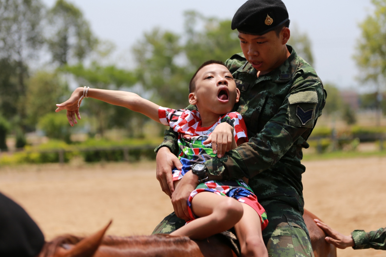 108 นายกสมาคมภริยาฯ ได้จัดกิจกรรมอาชาบำบัด แก่บุตรข้าราชการที่ร่วมโครงการ"สานรัก สานฝัน รางวัล แด่น้อง" ที่กองพันสัตว์ต่าง