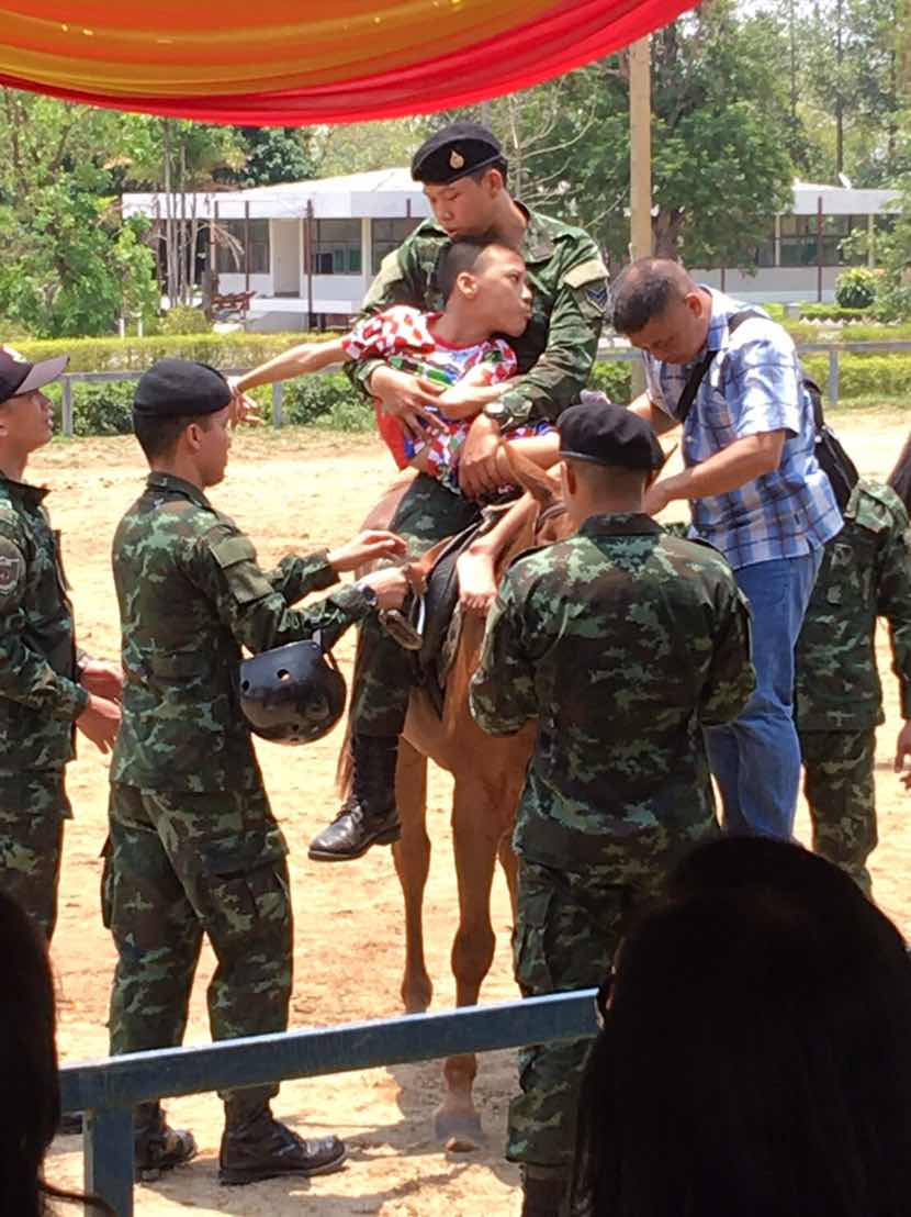 108 นายกสมาคมภริยาฯ ได้จัดกิจกรรมอาชาบำบัด แก่บุตรข้าราชการที่ร่วมโครงการ"สานรัก สานฝัน รางวัล แด่น้อง" ที่กองพันสัตว์ต่าง