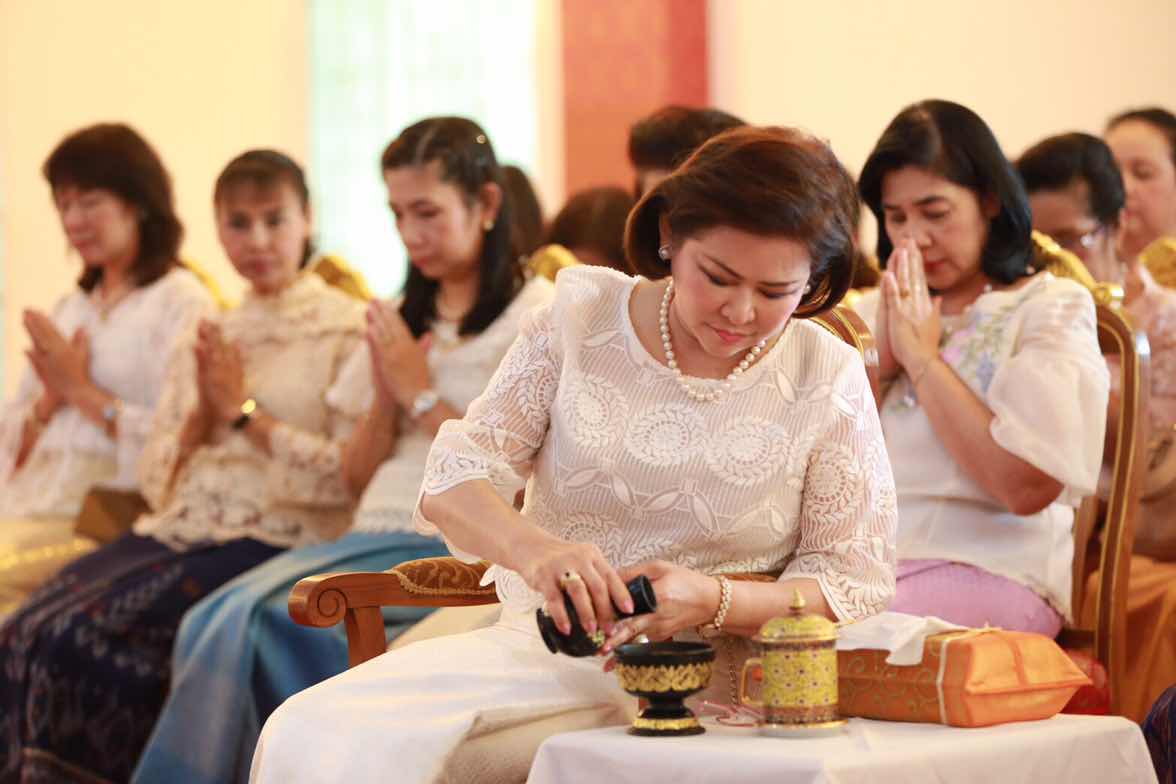 111 นายกสมาคมภริยาฯ เป็นประธานในพิธีถวายมหาสังฆทานและพิธีห่มผ้าหลวงพ่อสมปรารถนา ณ วัดพิชยญาติการามวรวิหาร