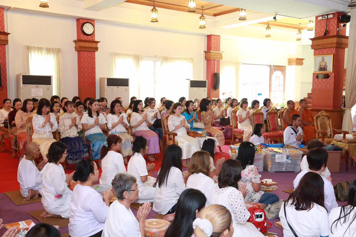 111 นายกสมาคมภริยาฯ เป็นประธานในพิธีถวายมหาสังฆทานและพิธีห่มผ้าหลวงพ่อสมปรารถนา ณ วัดพิชยญาติการามวรวิหาร