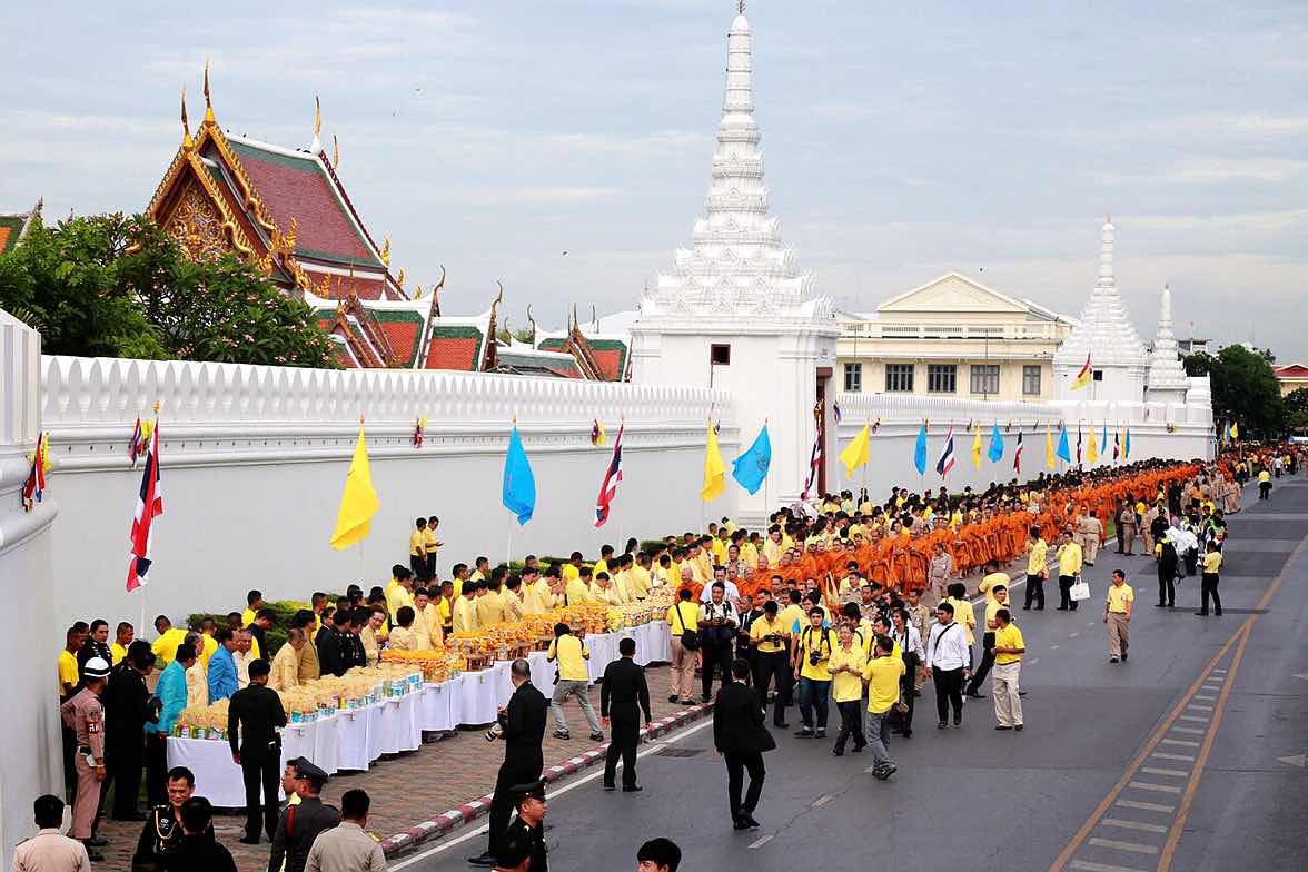112 พิธีทำบุญตักบาตรถวายเป็นพระราชกุศลถวายพระบาทสมเด็จพระเจ้าอยู่หัว เนื่องในโอกาสมหามงคลเสด็จเถลิงถวัลยราชสมบัติครบ ๗๐ ปี