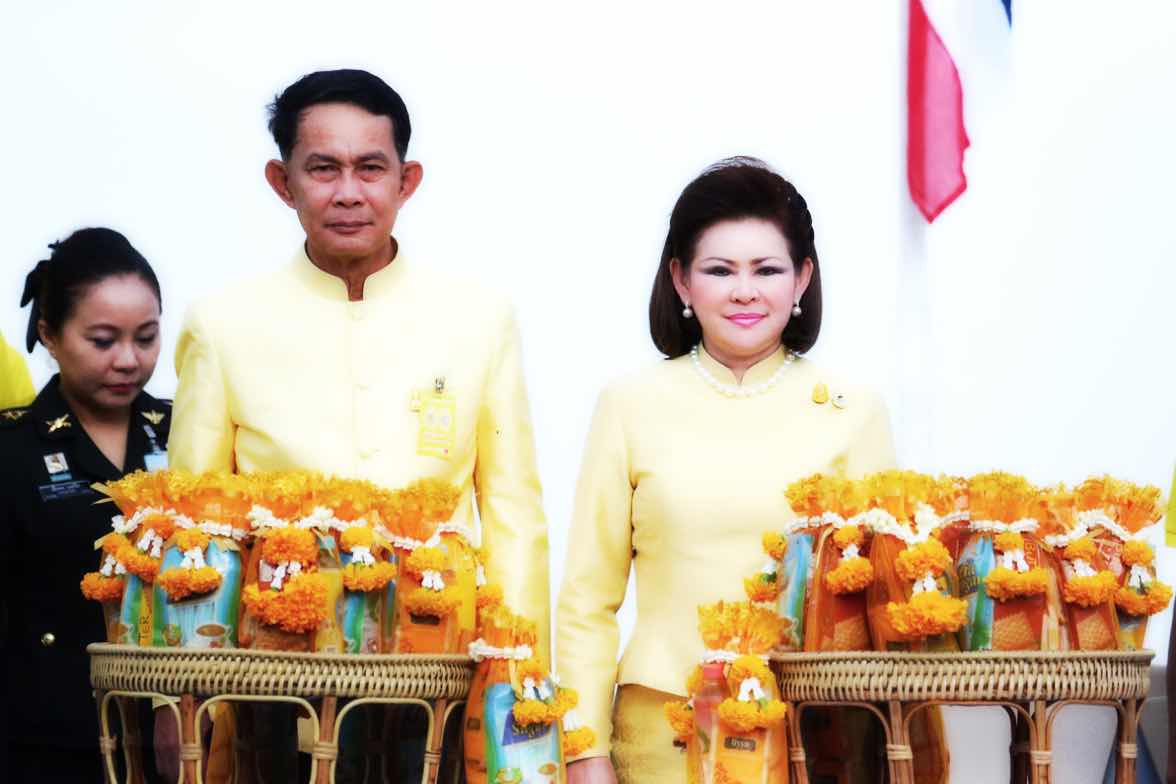 112 พิธีทำบุญตักบาตรถวายเป็นพระราชกุศลถวายพระบาทสมเด็จพระเจ้าอยู่หัว เนื่องในโอกาสมหามงคลเสด็จเถลิงถวัลยราชสมบัติครบ ๗๐ ปี