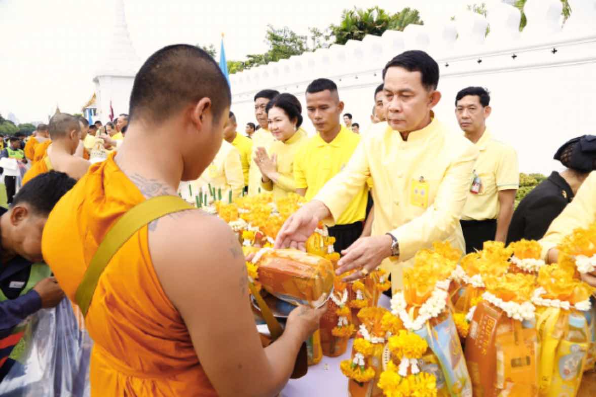 112 พิธีทำบุญตักบาตรถวายเป็นพระราชกุศลถวายพระบาทสมเด็จพระเจ้าอยู่หัว เนื่องในโอกาสมหามงคลเสด็จเถลิงถวัลยราชสมบัติครบ ๗๐ ปี