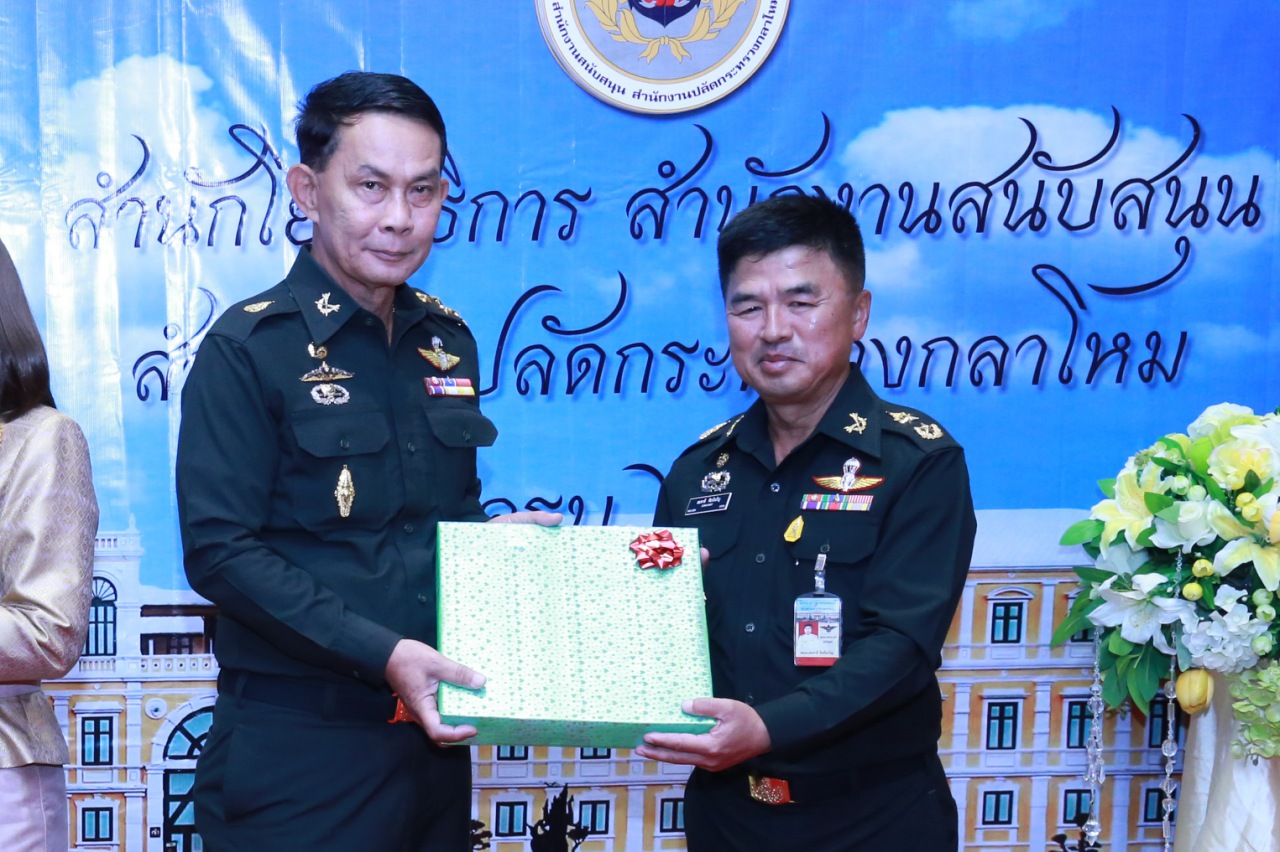 114 ปลัดกระทรวงกลาโหม และ นายกสมาคมภริยาฯ เป็นประธานในพิธีเนื่องในวันคล้ายวันสถาปนา