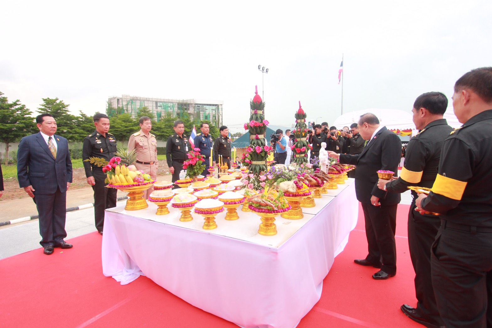 116 พล.อ.ประวิตร วงษ์สุวรรณ รองนายกรัฐมนตรีและรัฐมนตรีว่าการกระทรวงกลาโหม ได้ให้เกียรติมาเป็นประธาน ในพิธิวางศิลาฤกษ์และเททอง การก่อสร้างพระบรมราชานุสาวรีย์รัชกาลที่๕