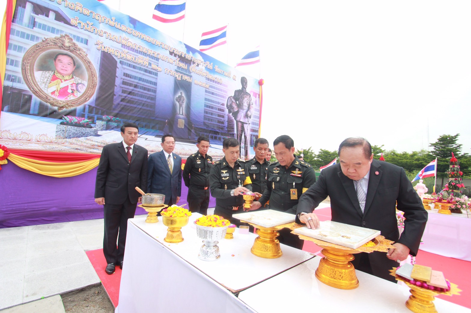 116 พล.อ.ประวิตร วงษ์สุวรรณ รองนายกรัฐมนตรีและรัฐมนตรีว่าการกระทรวงกลาโหม ได้ให้เกียรติมาเป็นประธาน ในพิธิวางศิลาฤกษ์และเททอง การก่อสร้างพระบรมราชานุสาวรีย์รัชกาลที่๕