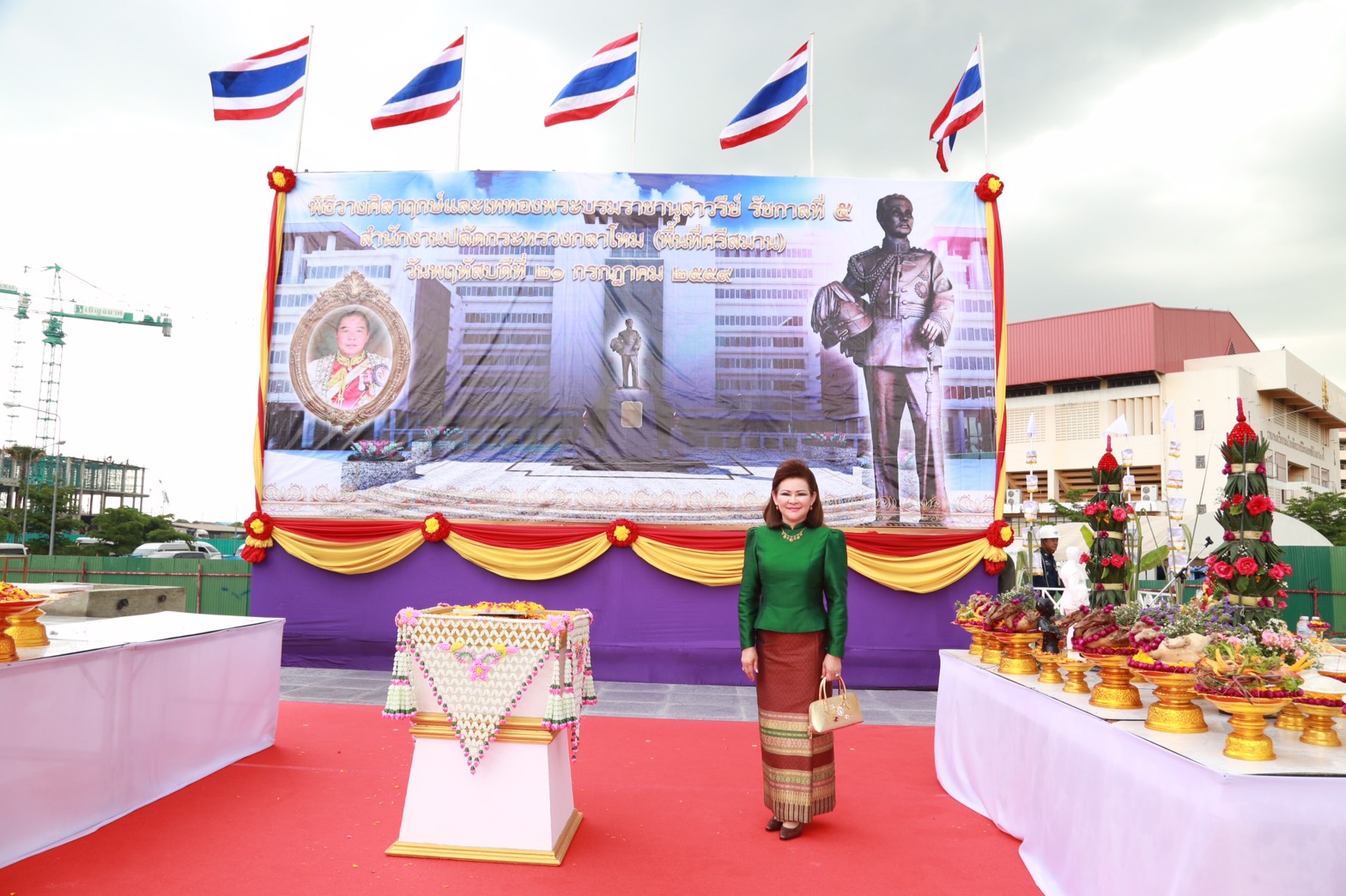 116 พล.อ.ประวิตร วงษ์สุวรรณ รองนายกรัฐมนตรีและรัฐมนตรีว่าการกระทรวงกลาโหม ได้ให้เกียรติมาเป็นประธาน ในพิธิวางศิลาฤกษ์และเททอง การก่อสร้างพระบรมราชานุสาวรีย์รัชกาลที่๕