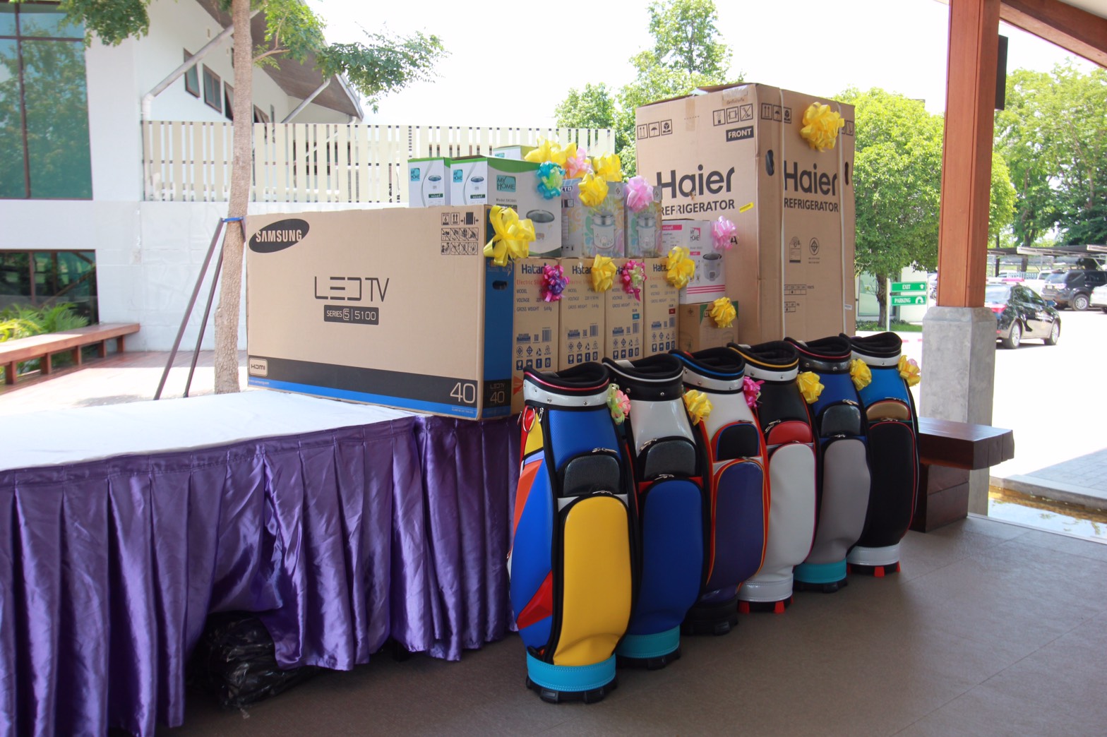 117 พล.อ.ปรีชา จันทร์โอชา ปลัดกระทรวงกลาโหม.ได้ให้เกียรติมาเป็นประธานพิธีเปิดการแข่งขันกีฬา กอล์ฟสมาคมภริยาฯ. ณ.สนามกอล์ฟ บางไทร คันทรีคลับ