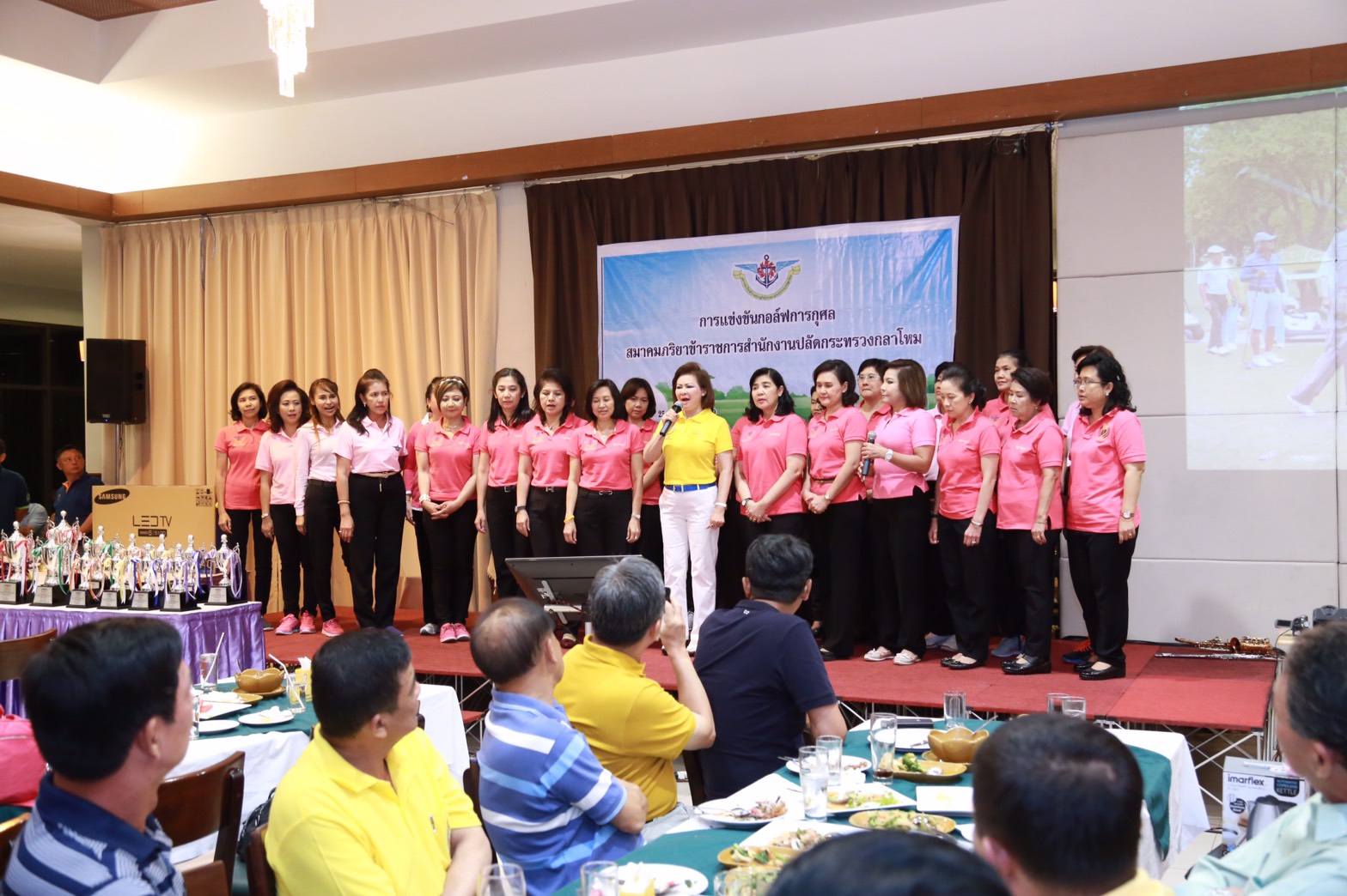 117 พล.อ.ปรีชา จันทร์โอชา ปลัดกระทรวงกลาโหม.ได้ให้เกียรติมาเป็นประธานพิธีเปิดการแข่งขันกีฬา กอล์ฟสมาคมภริยาฯ. ณ.สนามกอล์ฟ บางไทร คันทรีคลับ