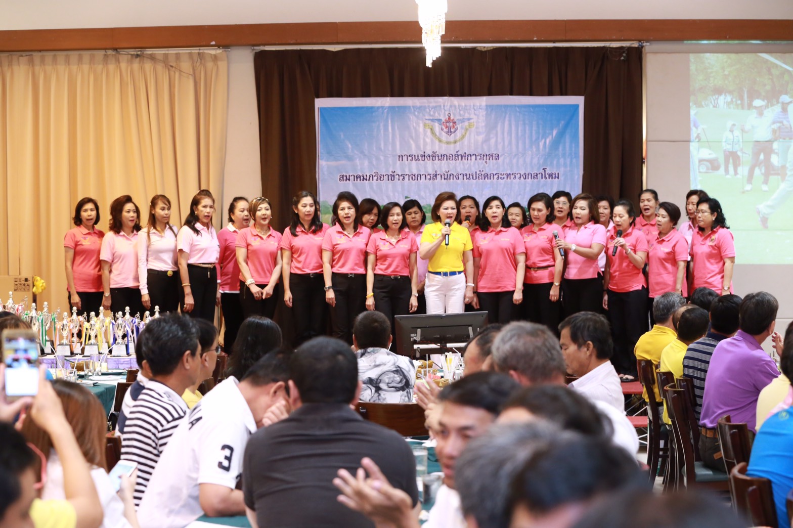 117 พล.อ.ปรีชา จันทร์โอชา ปลัดกระทรวงกลาโหม.ได้ให้เกียรติมาเป็นประธานพิธีเปิดการแข่งขันกีฬา กอล์ฟสมาคมภริยาฯ. ณ.สนามกอล์ฟ บางไทร คันทรีคลับ