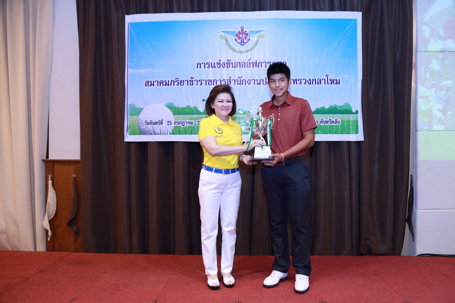 117 พล.อ.ปรีชา จันทร์โอชา ปลัดกระทรวงกลาโหม.ได้ให้เกียรติมาเป็นประธานพิธีเปิดการแข่งขันกีฬา กอล์ฟสมาคมภริยาฯ. ณ.สนามกอล์ฟ บางไทร คันทรีคลับ