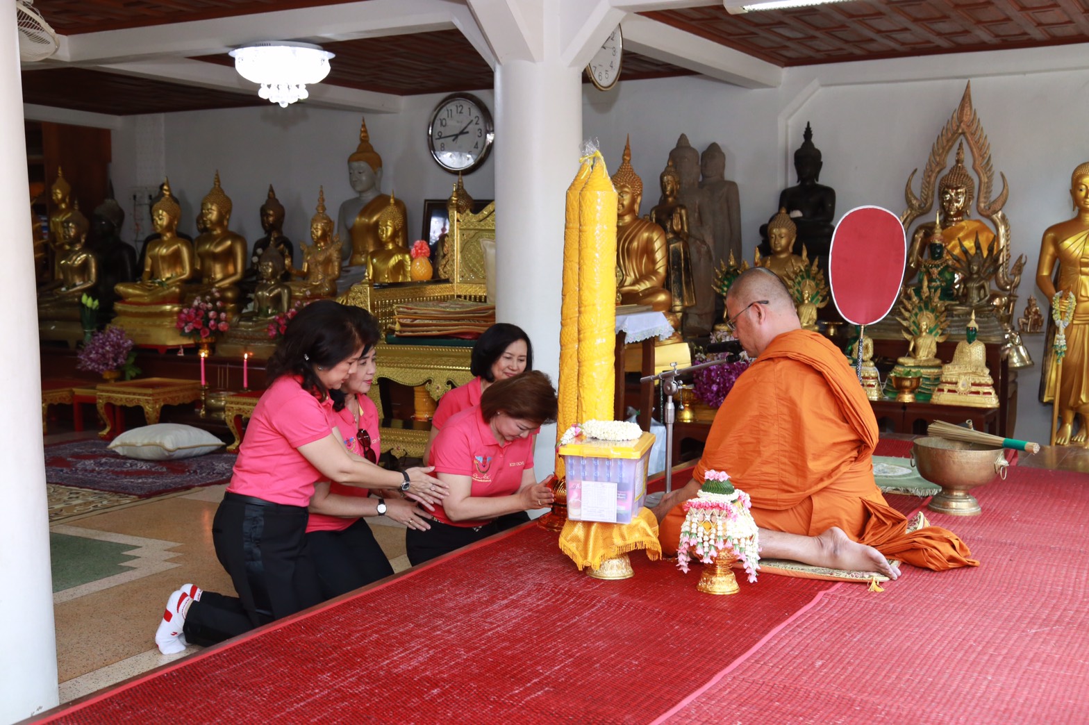 118 นายกสมาคมภริยาฯ พร้อมอุปนายกสมาคมภริยาฯและคณะกรรมการสมาคมภริยาฯ ร่วมทำบุญถวายเทียนเข้าพรรษา,ผ้าอาบน้ำฝน พร้อมเครื่องไทยทาน ณ. วัดใหญ่ชัยมงคล จังหวัดพระนครศรีอยุธยา วัดใหญ่ชัยมงคล
