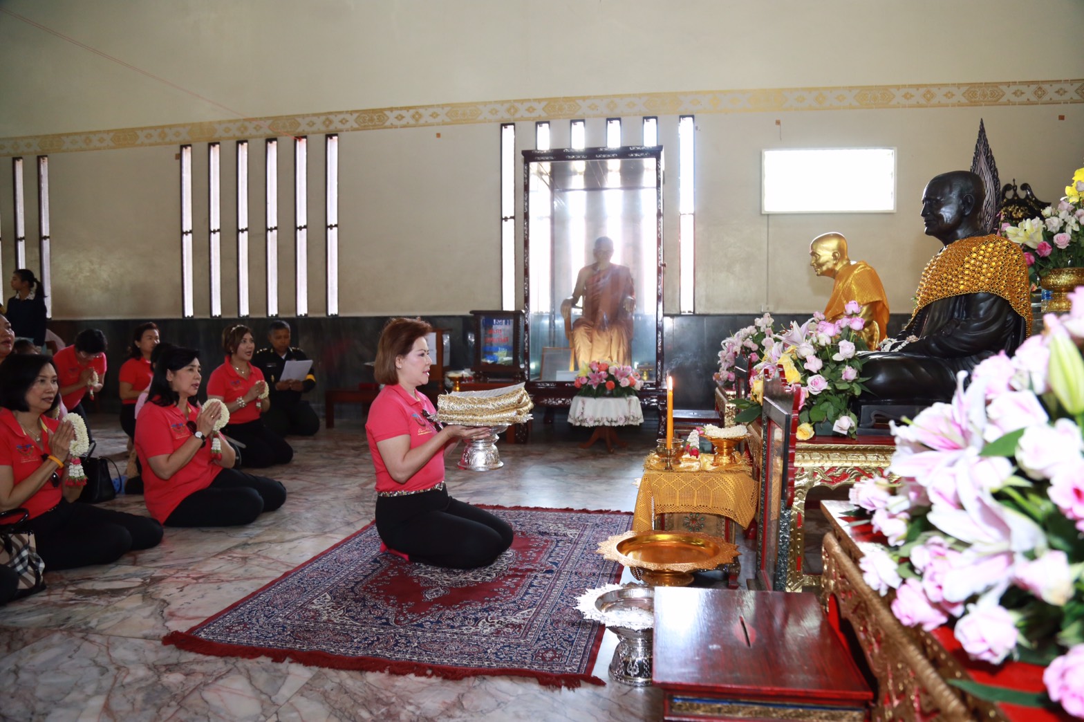 118 นายกสมาคมภริยาฯ พร้อมอุปนายกสมาคมภริยาฯและคณะกรรมการสมาคมภริยาฯ ร่วมทำบุญถวายเทียนเข้าพรรษา,ผ้าอาบน้ำฝน พร้อมเครื่องไทยทาน ณ. วัดใหญ่ชัยมงคล จังหวัดพระนครศรีอยุธยา วัดใหญ่ชัยมงคล
