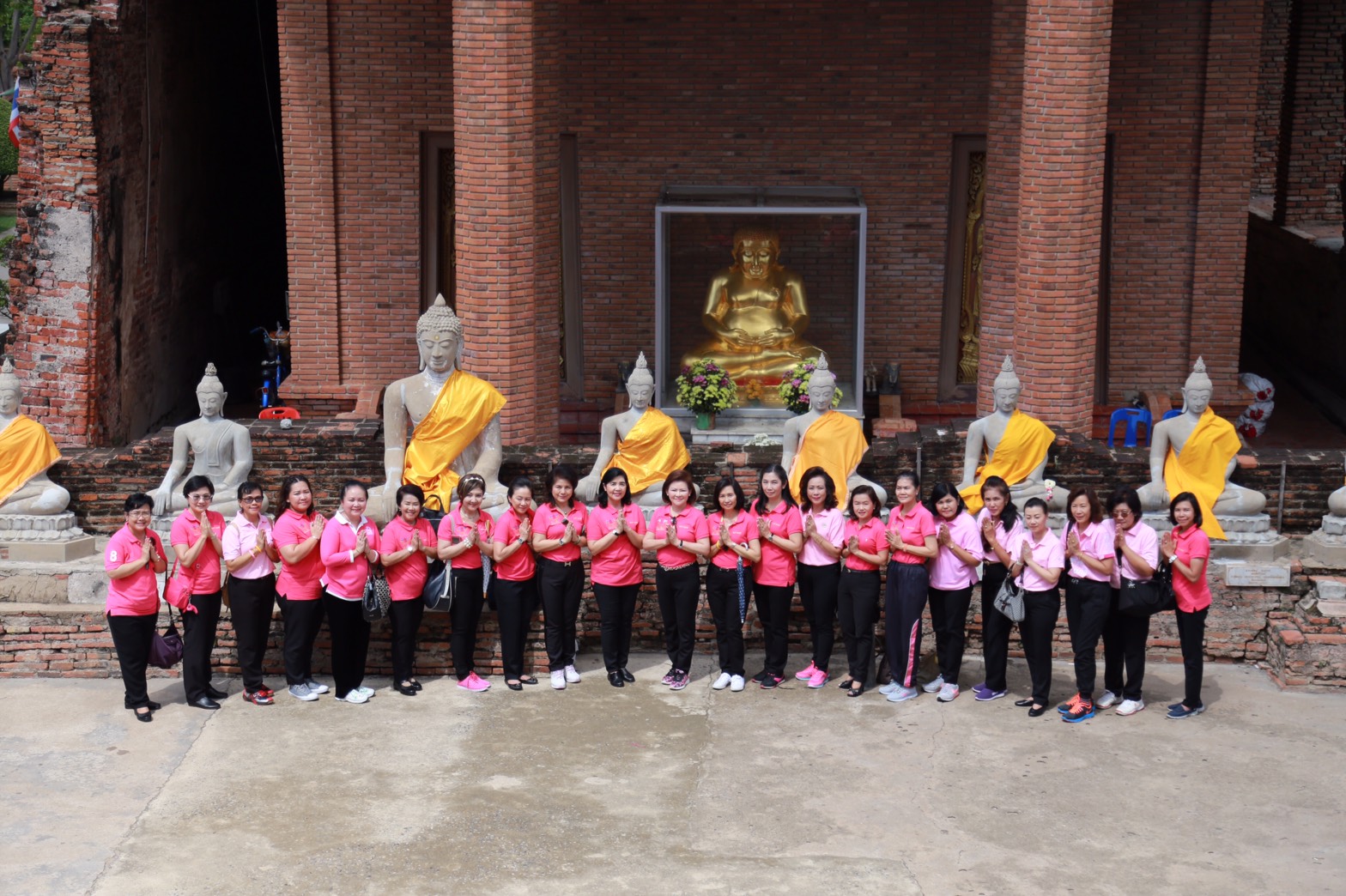 118 นายกสมาคมภริยาฯ พร้อมอุปนายกสมาคมภริยาฯและคณะกรรมการสมาคมภริยาฯ ร่วมทำบุญถวายเทียนเข้าพรรษา,ผ้าอาบน้ำฝน พร้อมเครื่องไทยทาน ณ. วัดใหญ่ชัยมงคล จังหวัดพระนครศรีอยุธยา วัดใหญ่ชัยมงคล