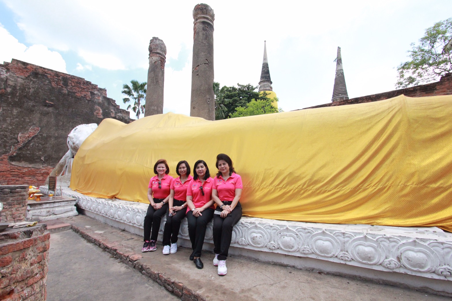 118 นายกสมาคมภริยาฯ พร้อมอุปนายกสมาคมภริยาฯและคณะกรรมการสมาคมภริยาฯ ร่วมทำบุญถวายเทียนเข้าพรรษา,ผ้าอาบน้ำฝน พร้อมเครื่องไทยทาน ณ. วัดใหญ่ชัยมงคล จังหวัดพระนครศรีอยุธยา วัดใหญ่ชัยมงคล