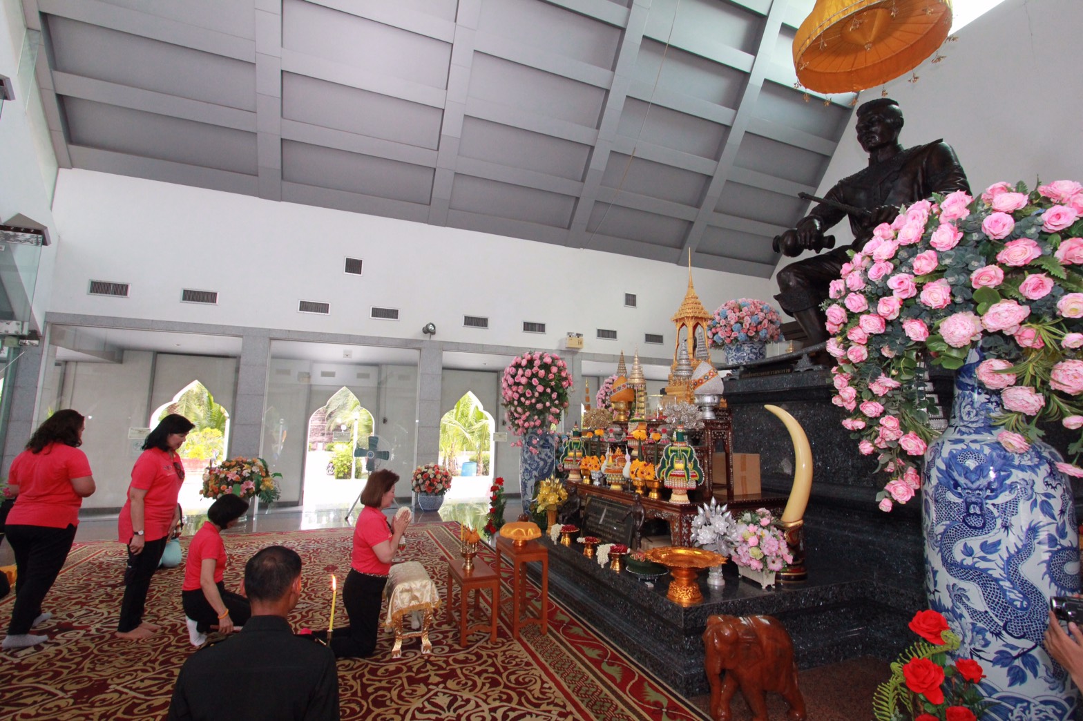 118 นายกสมาคมภริยาฯ พร้อมอุปนายกสมาคมภริยาฯและคณะกรรมการสมาคมภริยาฯ ร่วมทำบุญถวายเทียนเข้าพรรษา,ผ้าอาบน้ำฝน พร้อมเครื่องไทยทาน ณ. วัดใหญ่ชัยมงคล จังหวัดพระนครศรีอยุธยา วัดใหญ่ชัยมงคล