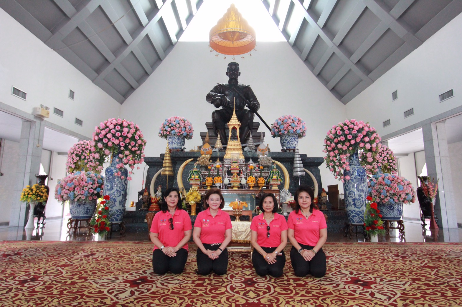 118 นายกสมาคมภริยาฯ พร้อมอุปนายกสมาคมภริยาฯและคณะกรรมการสมาคมภริยาฯ ร่วมทำบุญถวายเทียนเข้าพรรษา,ผ้าอาบน้ำฝน พร้อมเครื่องไทยทาน ณ. วัดใหญ่ชัยมงคล จังหวัดพระนครศรีอยุธยา วัดใหญ่ชัยมงคล