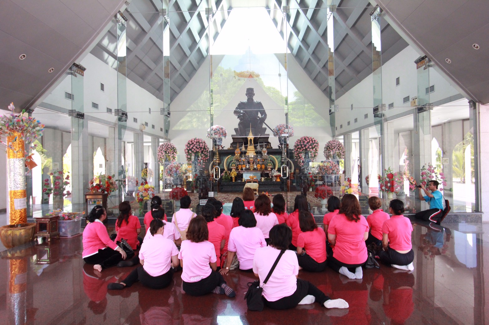 118 นายกสมาคมภริยาฯ พร้อมอุปนายกสมาคมภริยาฯและคณะกรรมการสมาคมภริยาฯ ร่วมทำบุญถวายเทียนเข้าพรรษา,ผ้าอาบน้ำฝน พร้อมเครื่องไทยทาน ณ. วัดใหญ่ชัยมงคล จังหวัดพระนครศรีอยุธยา วัดใหญ่ชัยมงคล