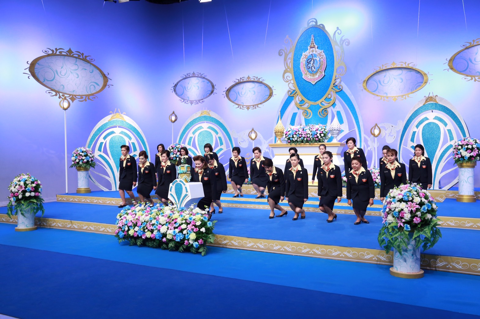 119 นายกสมาคมภริยาฯ นำผู้แทนคณะกรรมการสมาคมฯ ร่วมบันทึกแถบวิดิทัศน์อาศิรวาท เนื่องในวันเฉลิมพระชนมพรรษา สมเด็จพระนางเจ้าสิริกิติ์พระบรมราชินีนาถ ณ. สถานีวิทยุโทรทัศน์แห่งประเทศไทย