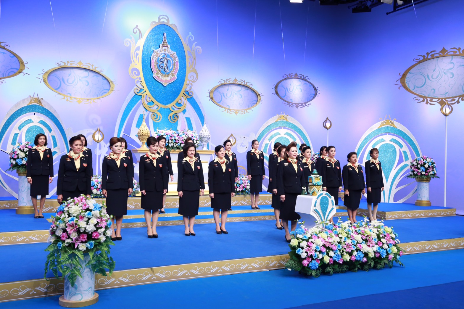 119 นายกสมาคมภริยาฯ นำผู้แทนคณะกรรมการสมาคมฯ ร่วมบันทึกแถบวิดิทัศน์อาศิรวาท เนื่องในวันเฉลิมพระชนมพรรษา สมเด็จพระนางเจ้าสิริกิติ์พระบรมราชินีนาถ ณ. สถานีวิทยุโทรทัศน์แห่งประเทศไทย