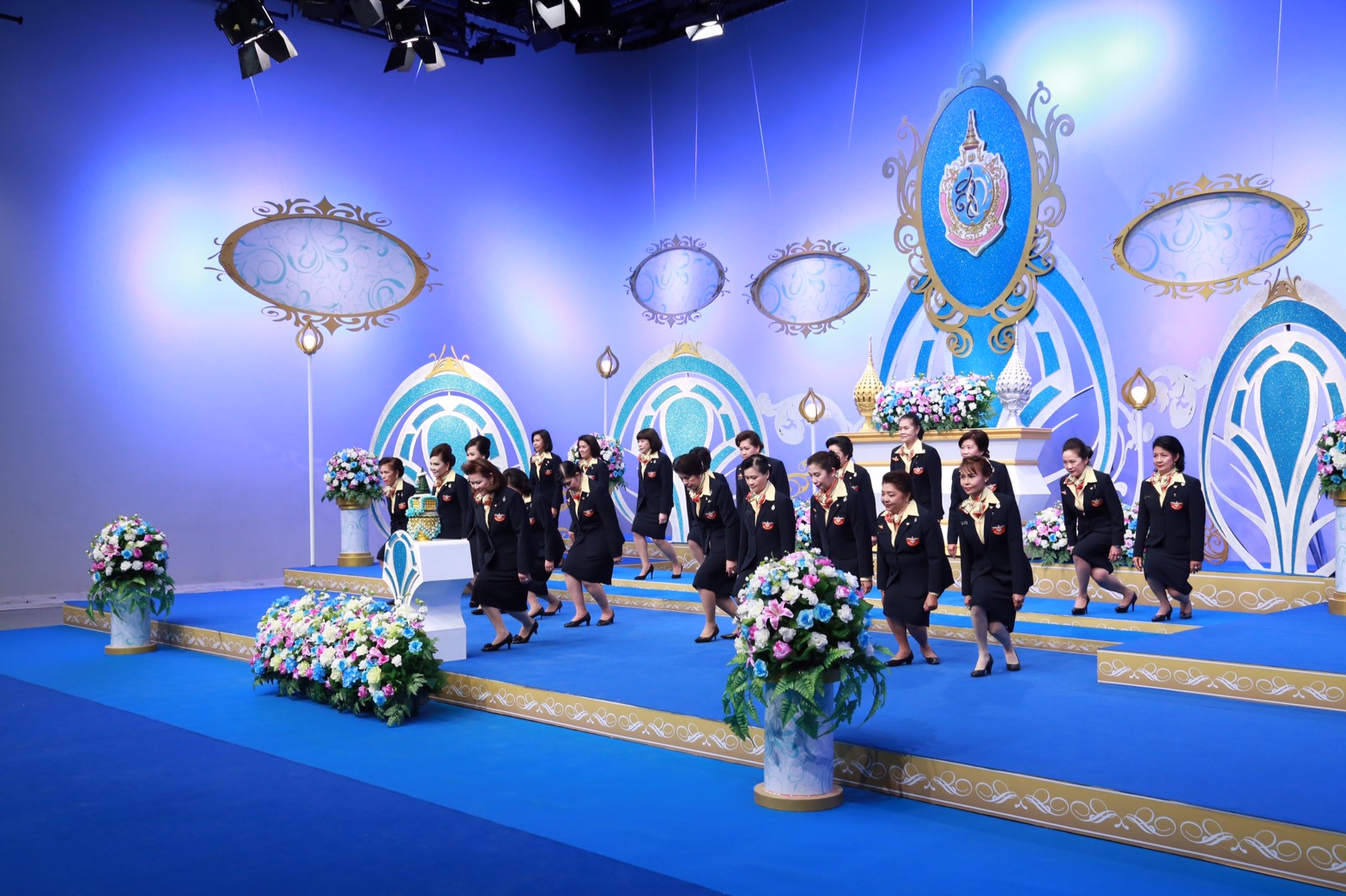 119 นายกสมาคมภริยาฯ นำผู้แทนคณะกรรมการสมาคมฯ ร่วมบันทึกแถบวิดิทัศน์อาศิรวาท เนื่องในวันเฉลิมพระชนมพรรษา สมเด็จพระนางเจ้าสิริกิติ์พระบรมราชินีนาถ ณ. สถานีวิทยุโทรทัศน์แห่งประเทศไทย