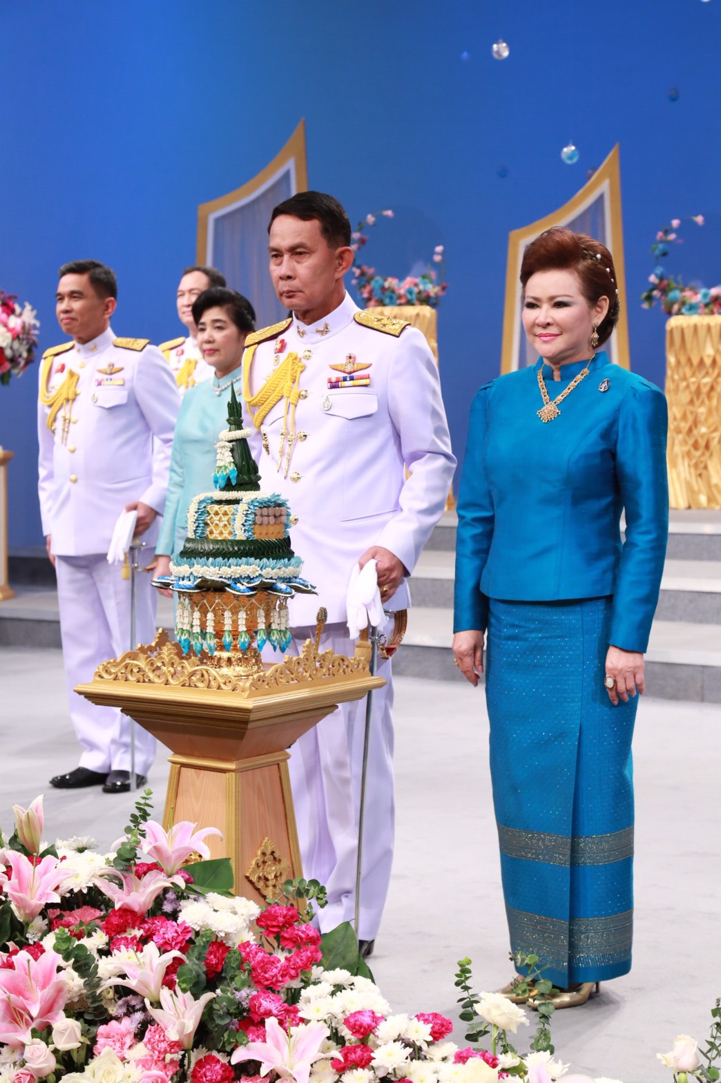 120 พล.อ.ปรีชา จันทร์โอชา ปลัดกระทรวงกลาโหม คุณผ่องพรรณ จันทร์โอชา นายกสมาคมภริยาฯ บันทึกแถบวิดิทัศน์อาศิรวาทเนื่องในวันเฉลิมพระชนมพรรษา สมเด็จพระนางเจ้าสิริกิติ์ พระบรมราชินีนาถ