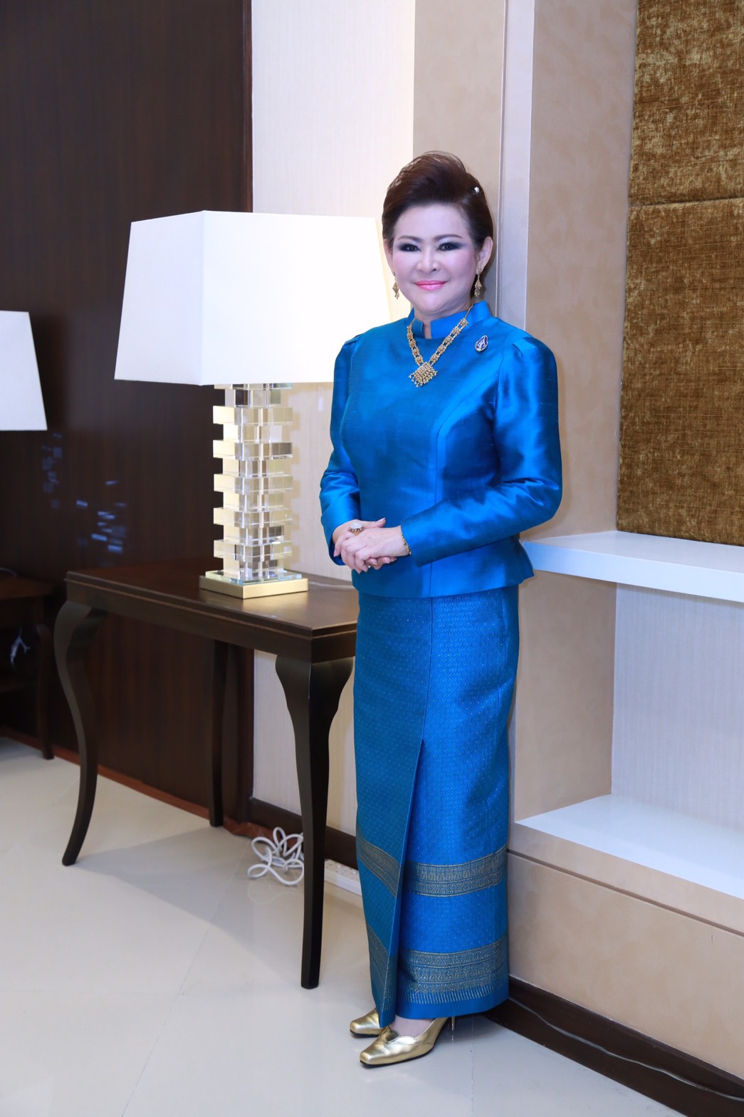 120 พล.อ.ปรีชา จันทร์โอชา ปลัดกระทรวงกลาโหม คุณผ่องพรรณ จันทร์โอชา นายกสมาคมภริยาฯ บันทึกแถบวิดิทัศน์อาศิรวาทเนื่องในวันเฉลิมพระชนมพรรษา สมเด็จพระนางเจ้าสิริกิติ์ พระบรมราชินีนาถ